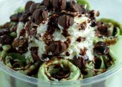 Pepermintová vyprážaná zmrzlina s čokoládovými lupienkami