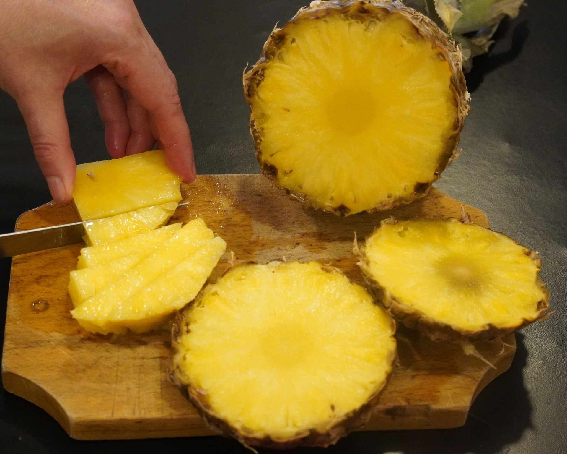 Nakrájaný ananás na plátky aj pásiky