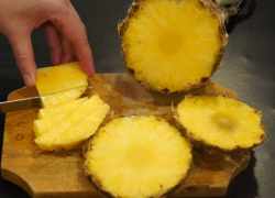 Nakrájaný ananás na plátky aj pásiky