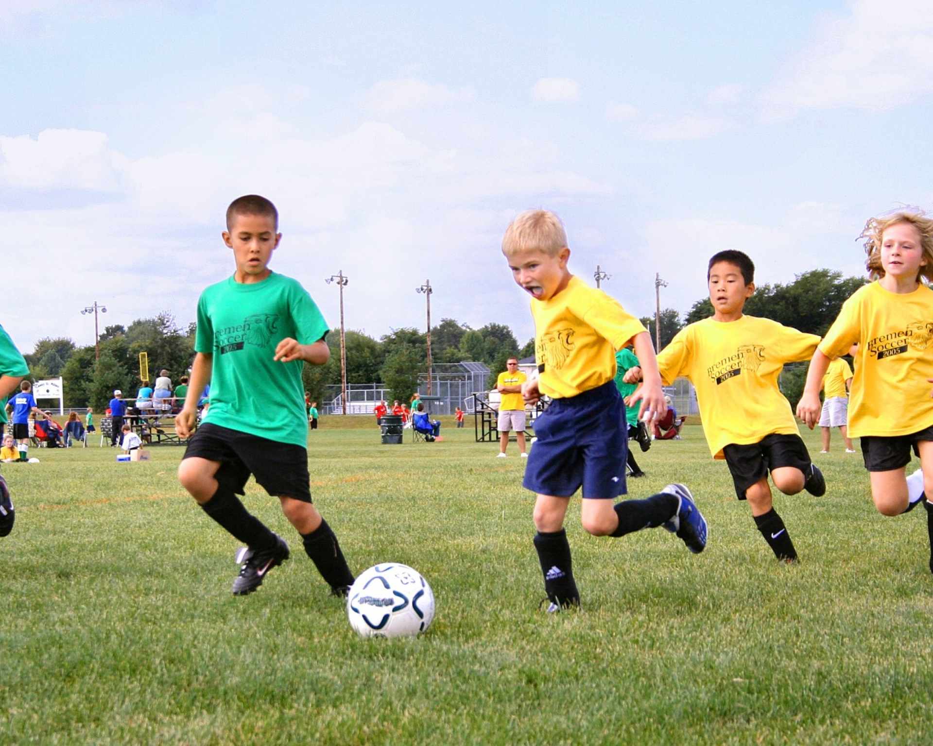 Detskí futbalisti z rôznych tímov - zelené aj žlté dresy