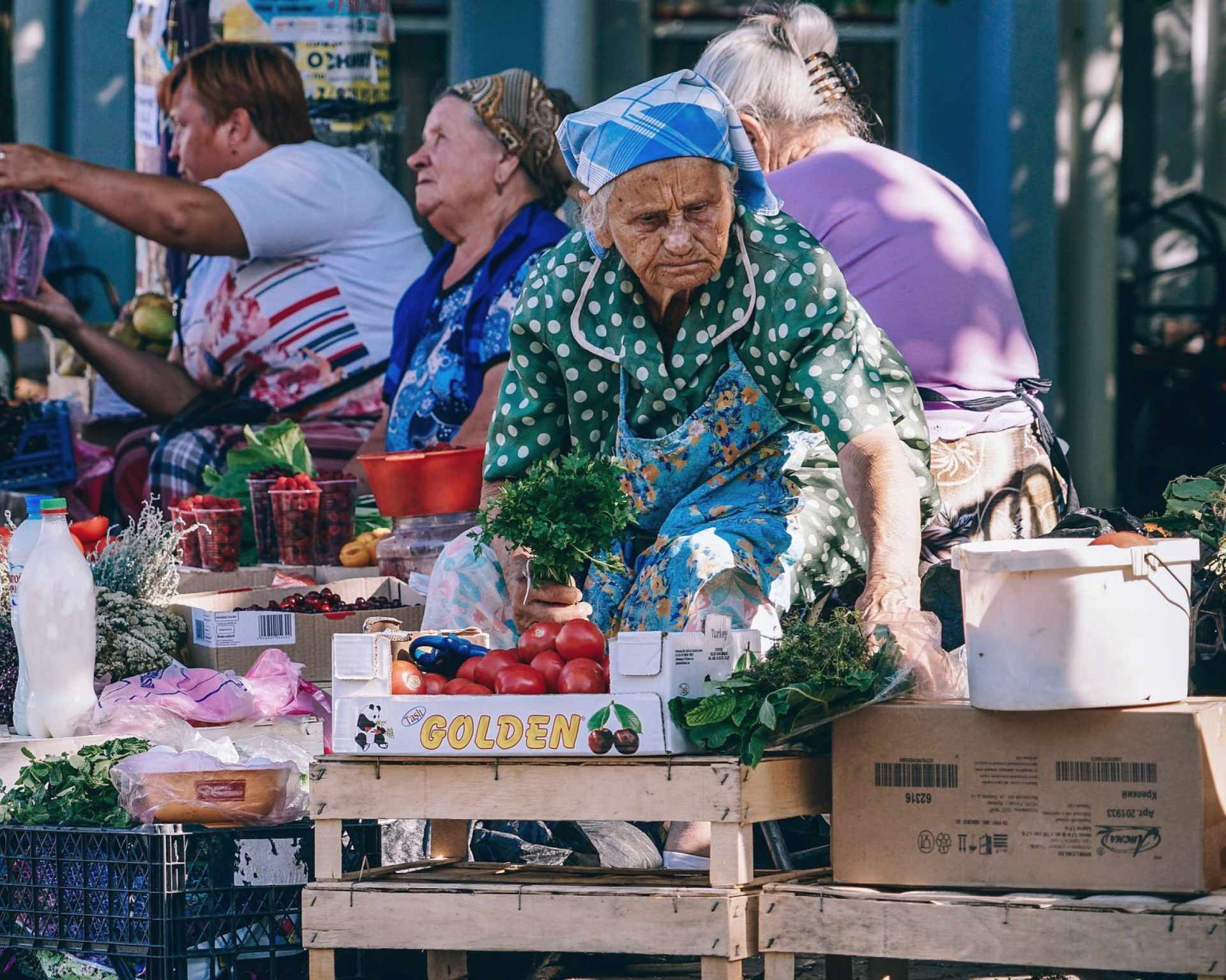 Staršia pani s prepravkami s jedlom