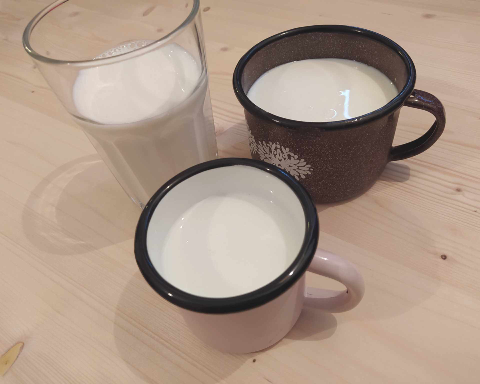 Rôzne nádobky s mliekom