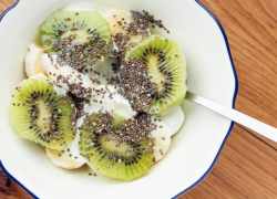 Chia semienka s jogurtom a kiwi