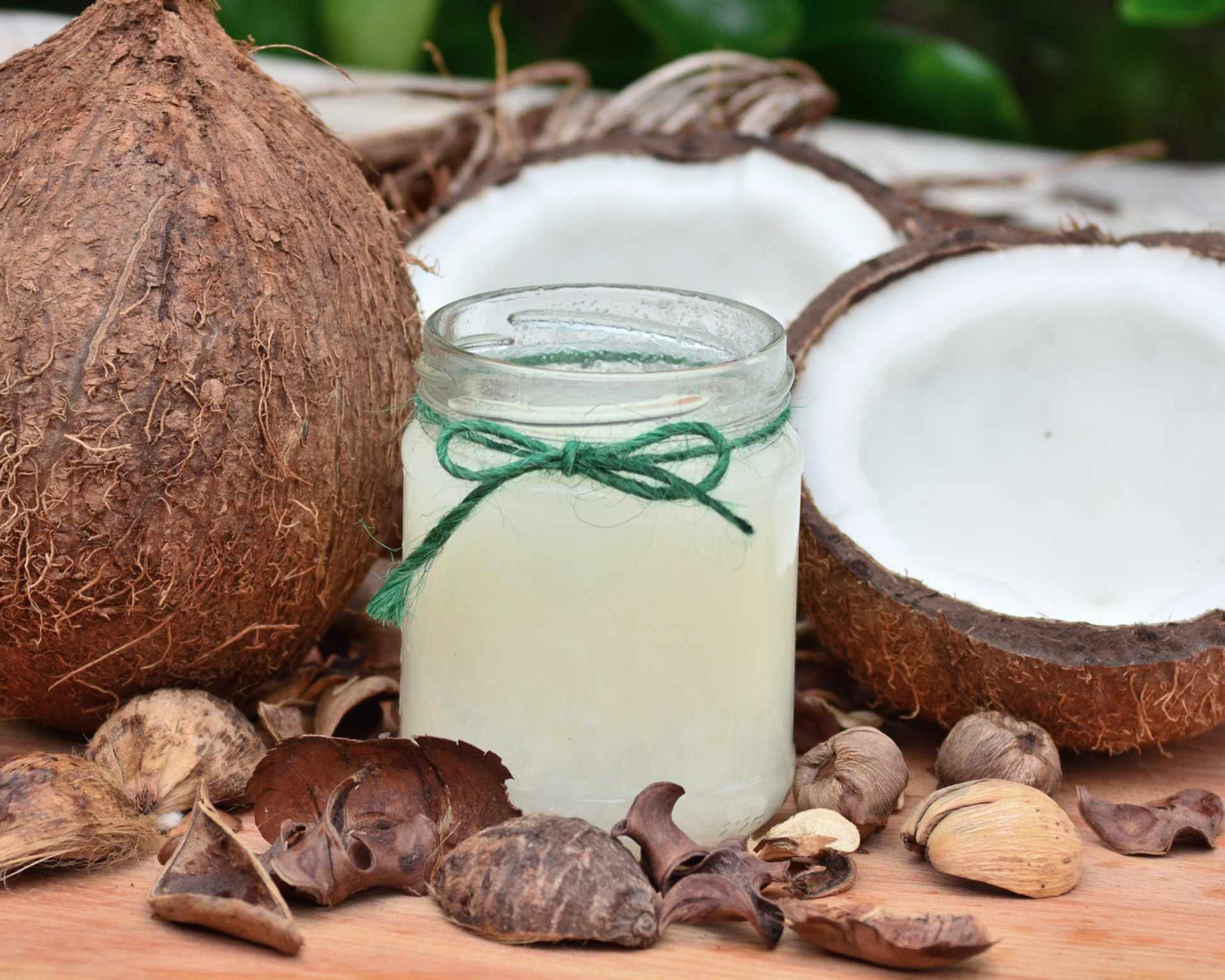 Kokosový olej a rozpolený kokosový orech