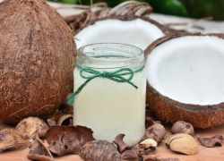 Kokosový olej a rozpolený kokosový orech