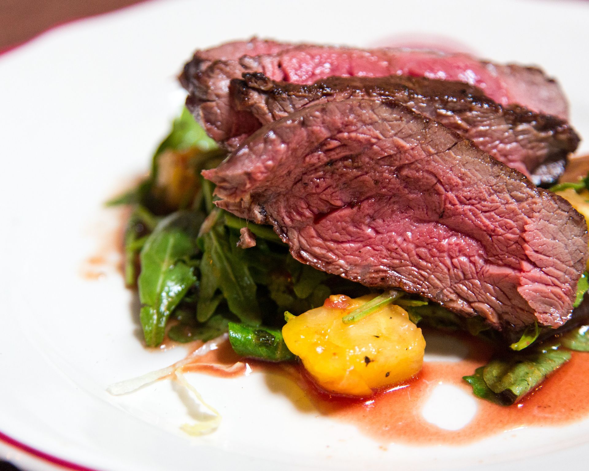 Mäso na steak mierne prepečené na zelenine