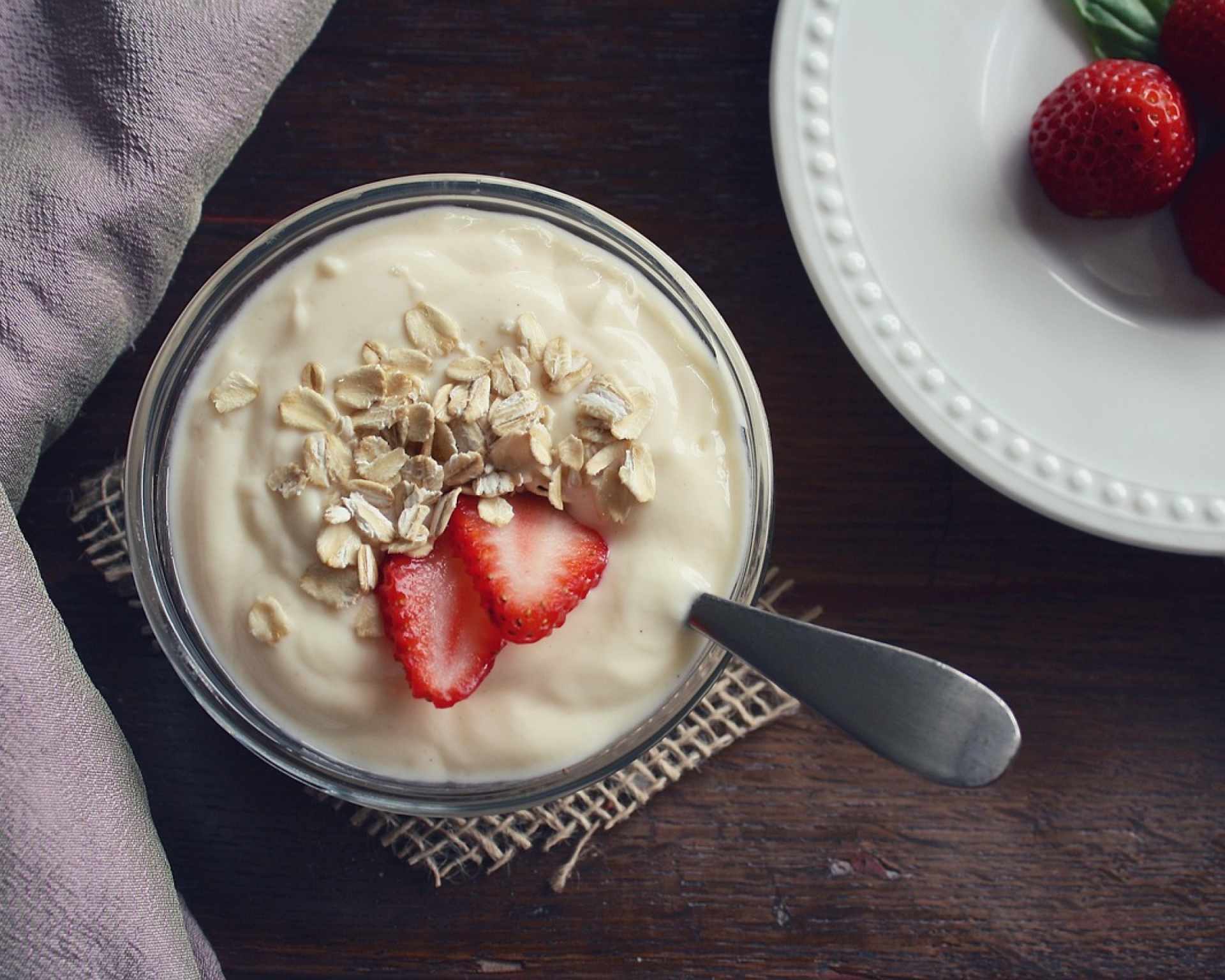 Jogurt s jahodami a ovsenými vločkami