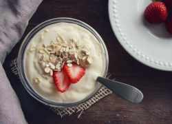 Jogurt s jahodami a ovsenými vločkami