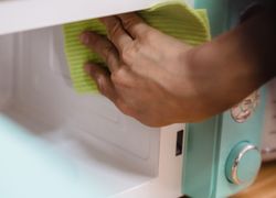 Umývanie a čistenie mikrovlnnej rúry