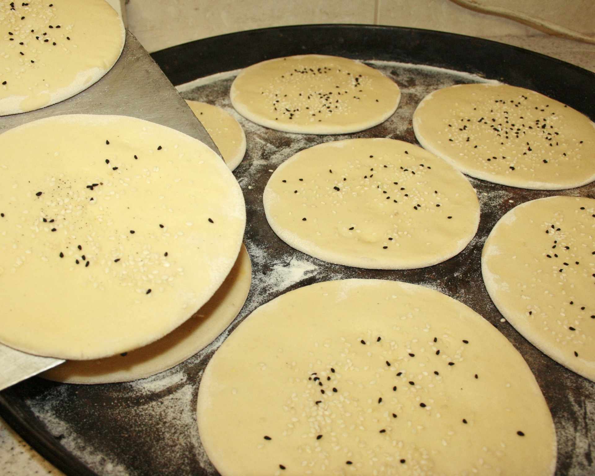 Príprava okrúhleho tureckého chleba