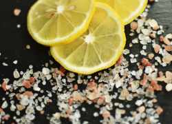 Plátky citrónov a hrubozrnná soľ