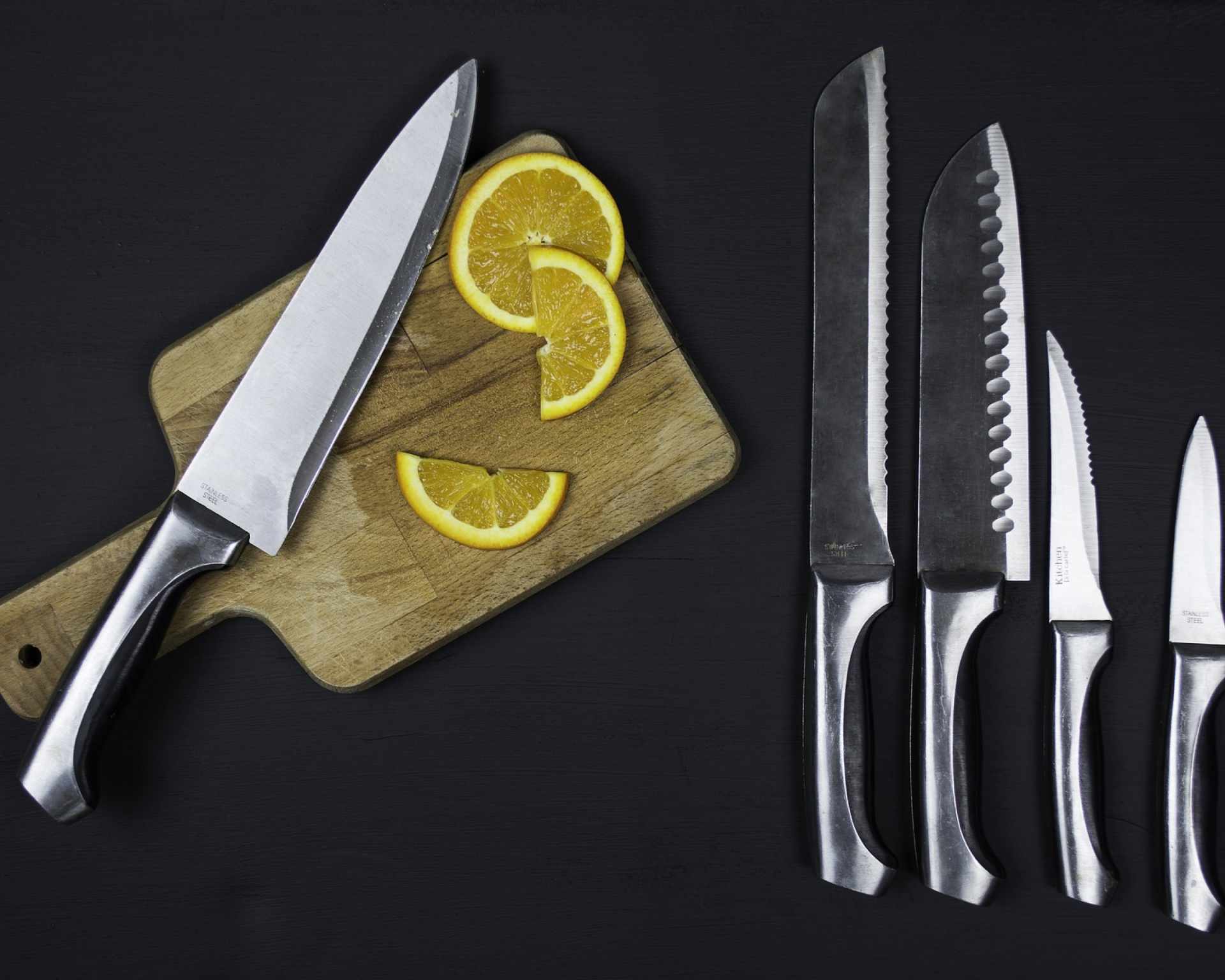 Kuchynský nôž so surovinami na prípravu