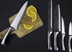 Kuchynský nôž so surovinami na prípravu