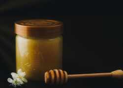 Skryštalizovaný med v pohári