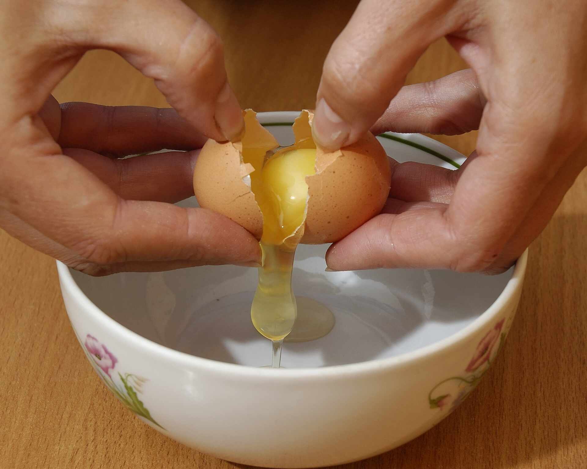 Proces rozbíjania vajíčka rukami