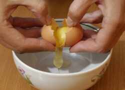 Proces rozbíjania vajíčka rukami