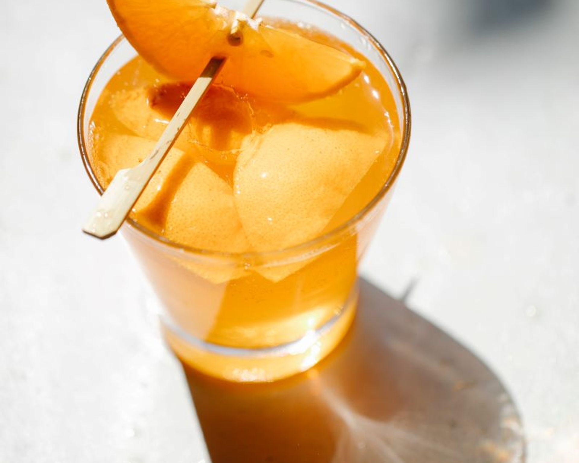 Pomaranč macerovaný v alkohole s jablkami
