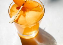 Pomaranč macerovaný v alkohole s jablkami