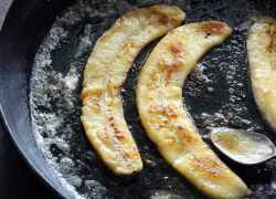 Flambované banány na liatinovej panvici