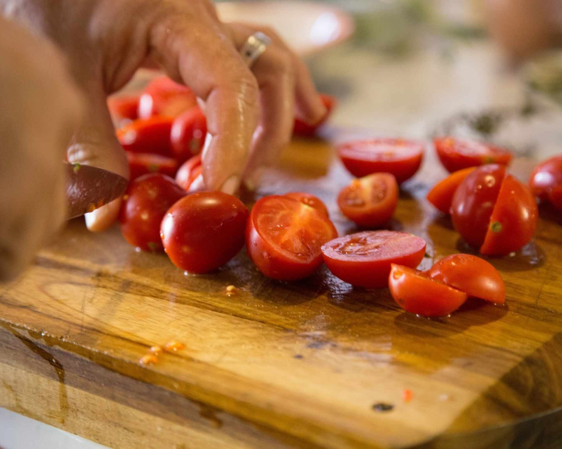 Drevená doska na krájanie s čerstvými paradajkami