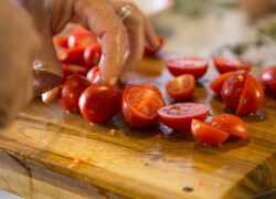 Drevená doska na krájanie s čerstvými paradajkami