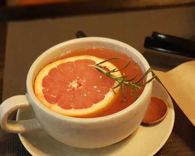 Horúci bylinkový čaj s plátkom grapefruitu