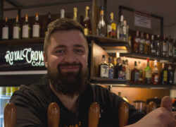 Matej Ivanič počas práce v ACADEMY Bar & Cofffee
