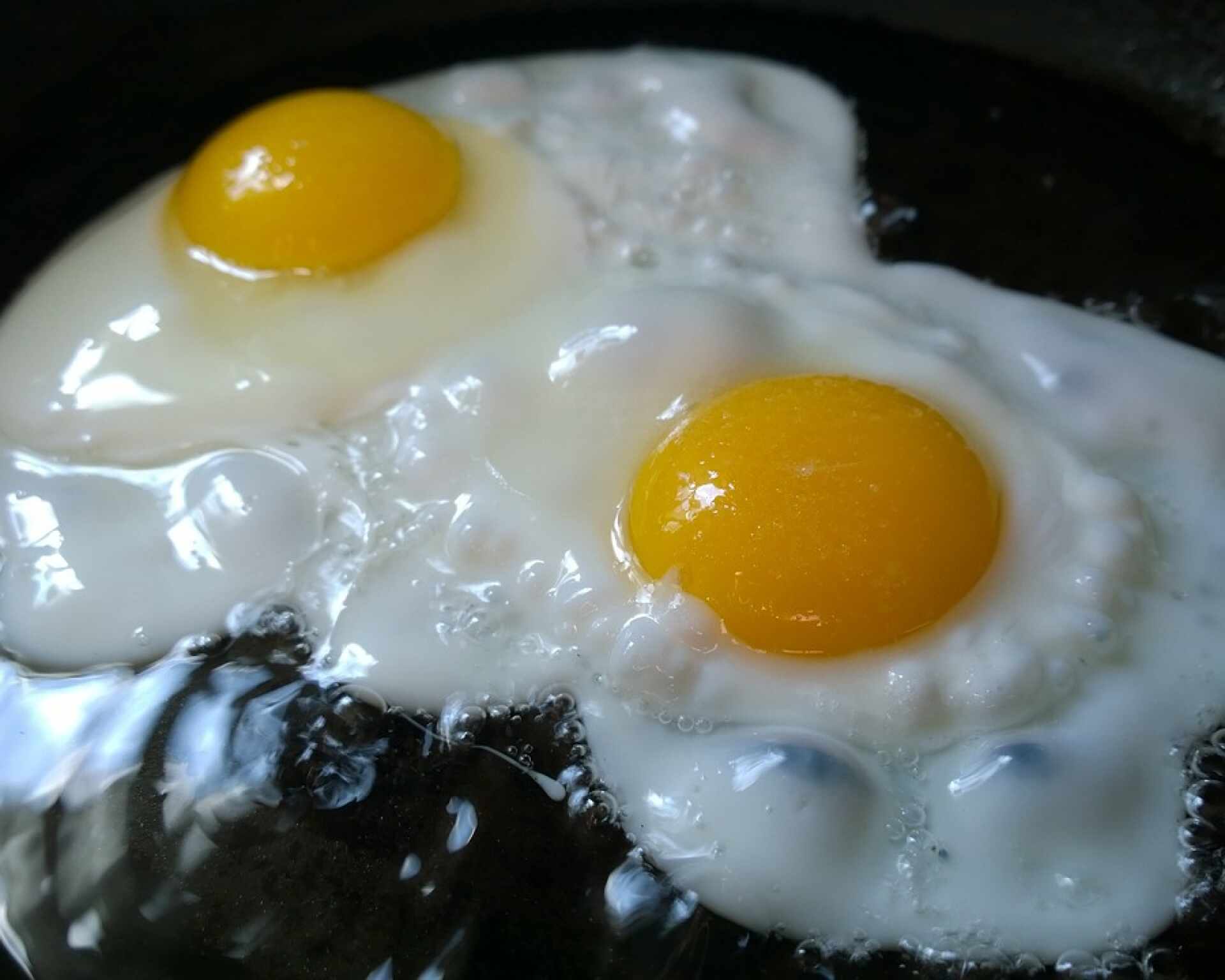 Bielkoviny - upečené vajíčka na panvici