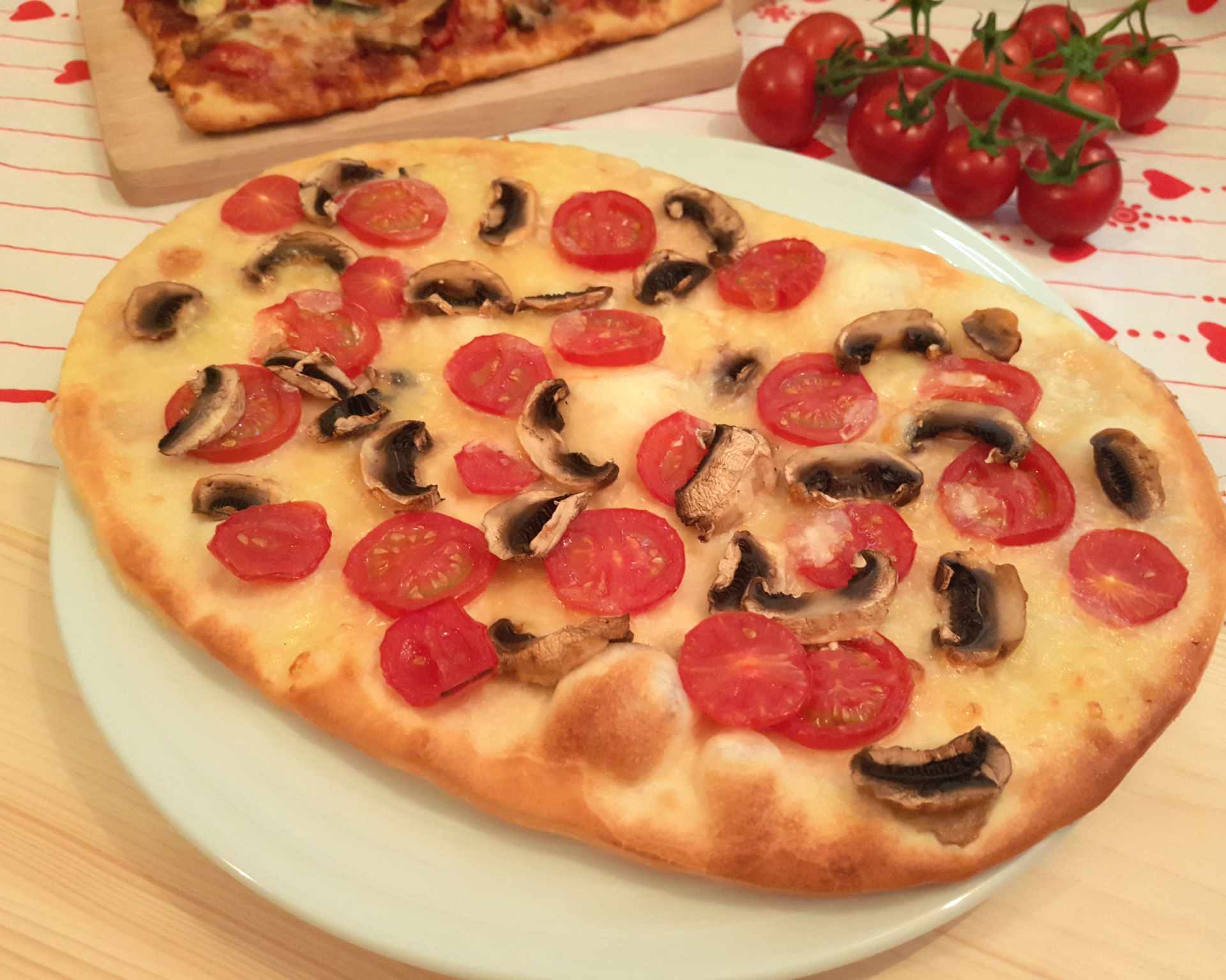 Vegetariánska biela pizza so šampiňónmi a paradajkami