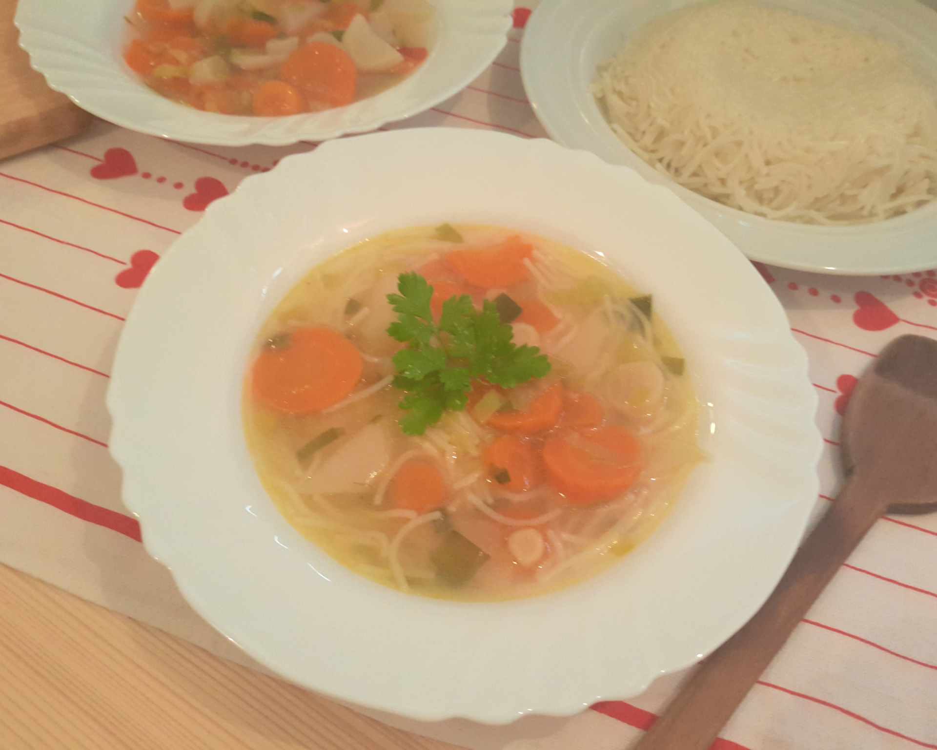 Tradičná slovenská polievka - zeleninový výar z koreňovej zeleniny s rezancami