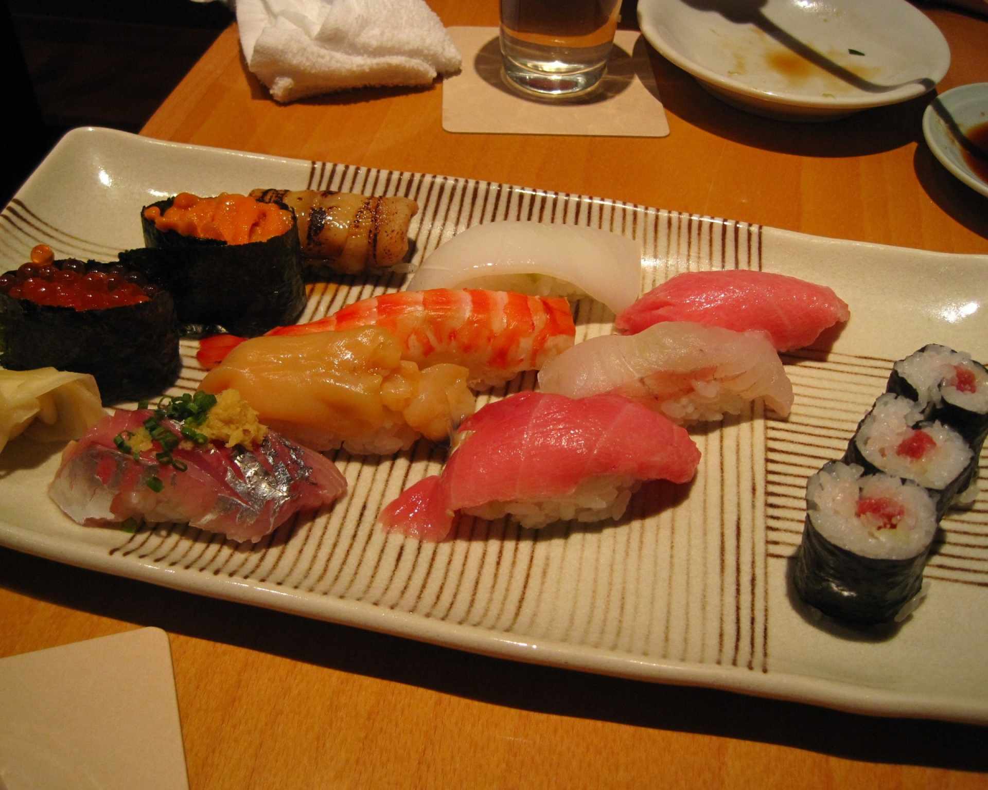 Sushi z rýb a ryže, morské plody, japonské jedlo