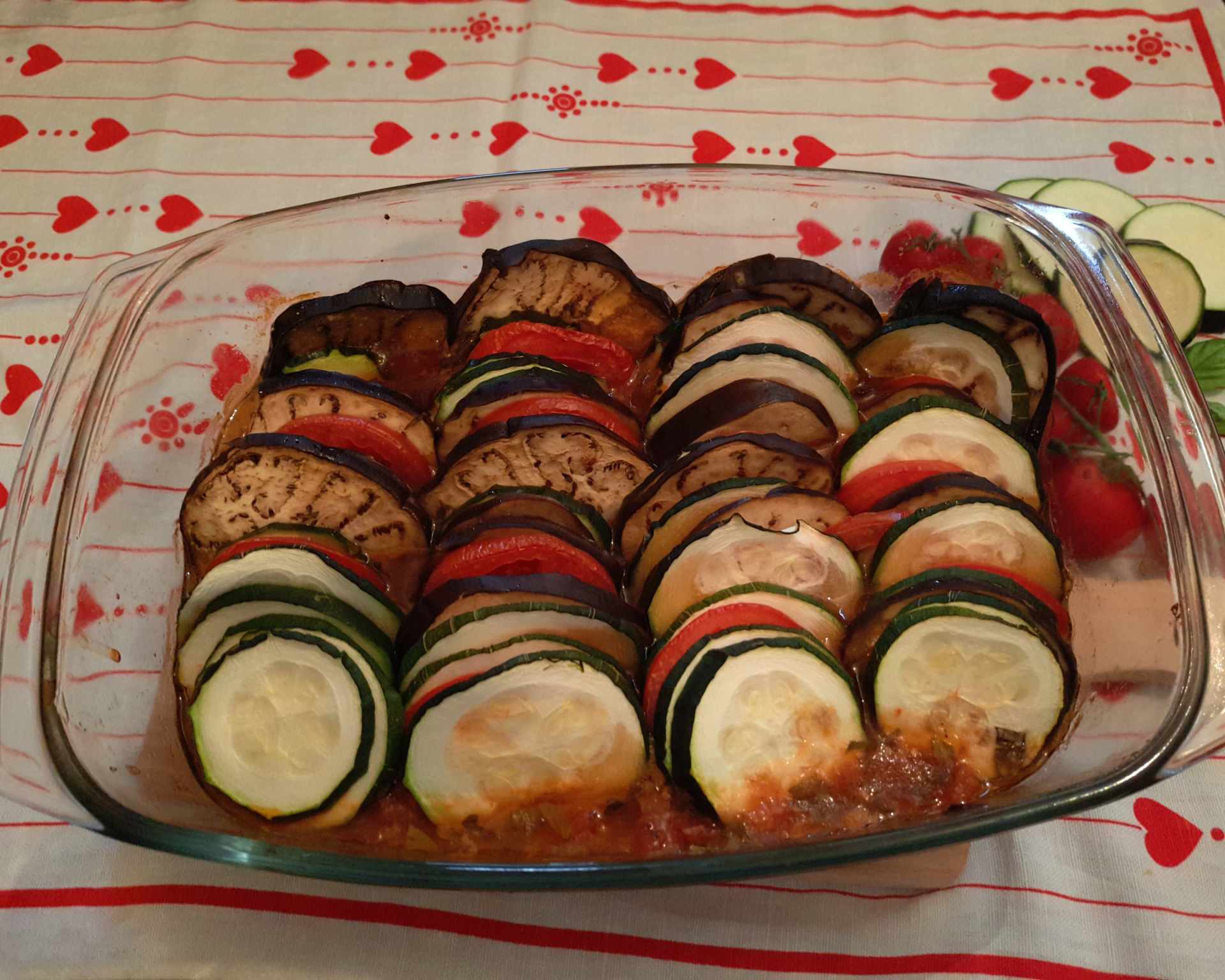 Pečená zelenina - cuketa, baklažán a paradajky s paradajkovou omáčkou v zapekacej sklenenej nádobe
