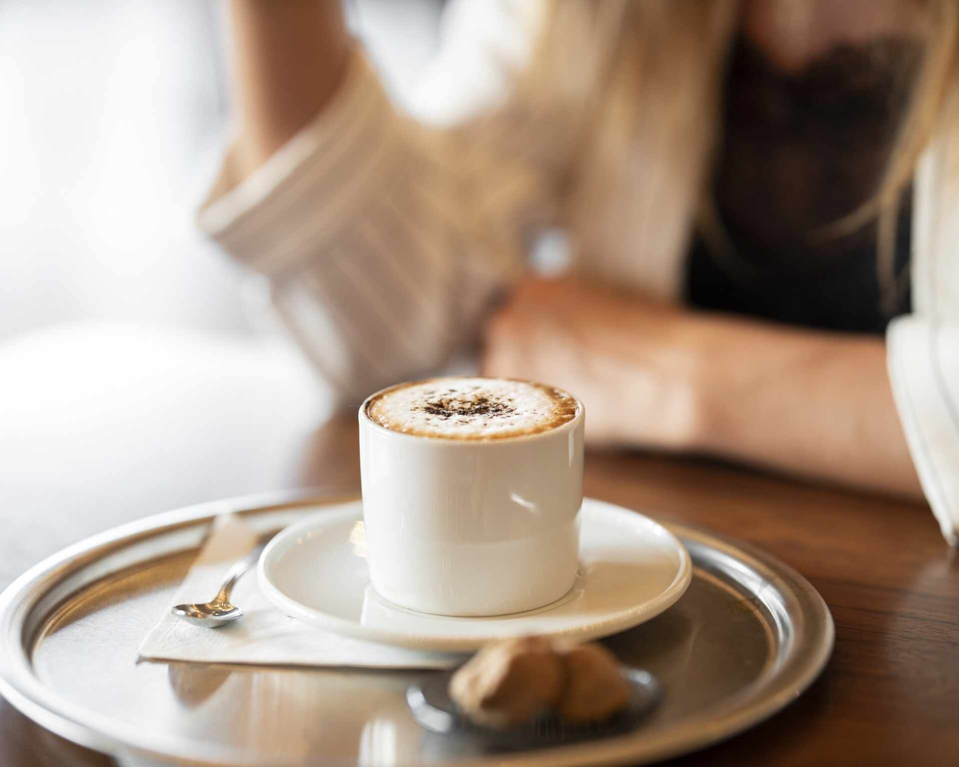 Kávička na stole s koláčikom v kaviarničke