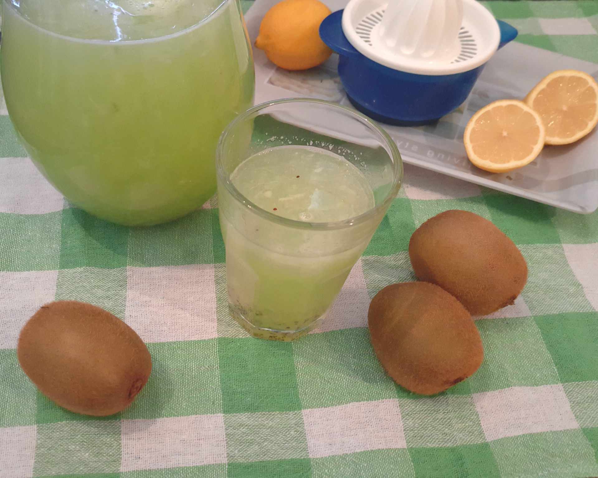 Osviežujúci zelený letný kiwi nápoj s citrónmi