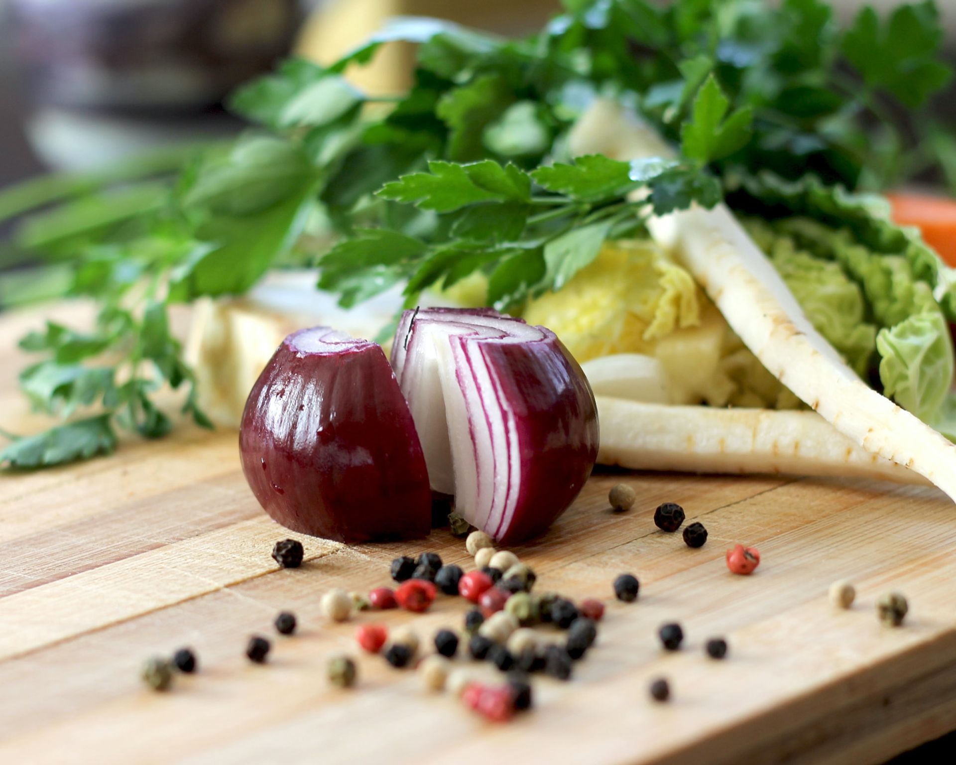 Zimná gastro fotka s medovníkom. Perník môže znamenať aj perníkovú chalúpku.