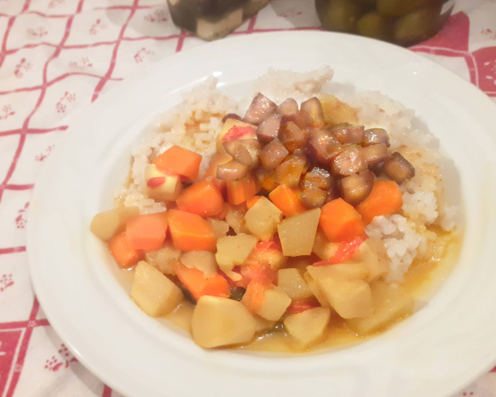 Tofu, varené zemiaky, mrkva, petržlen a biela ryža