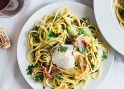Dlhé špagety s pórom, chia semienkami, údený losos a petržlenová vňať