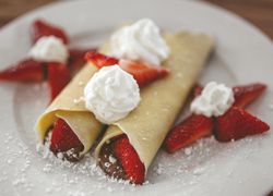 Palacinky s nutellou, jahodami a smotanou