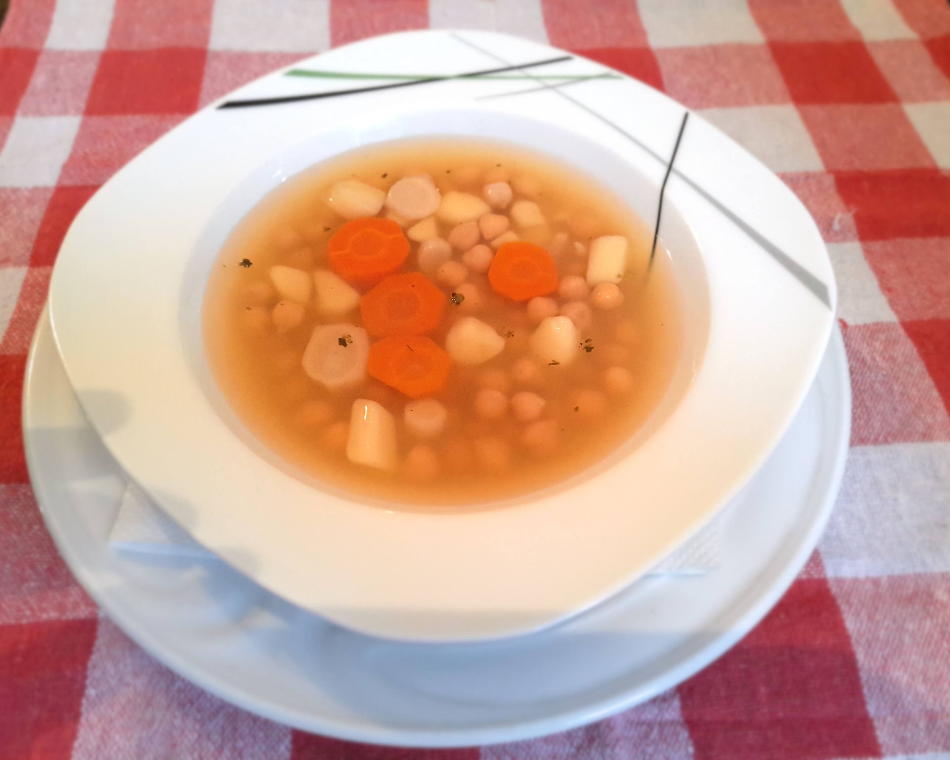 Zeleninovo-strukovinová polievka s cícerom a petržlenom, mrkva