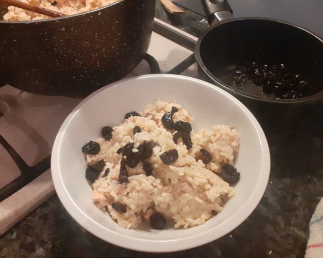 Biela ryža v bielej hlbokej miske, na plátky nakrájané čierne olivy