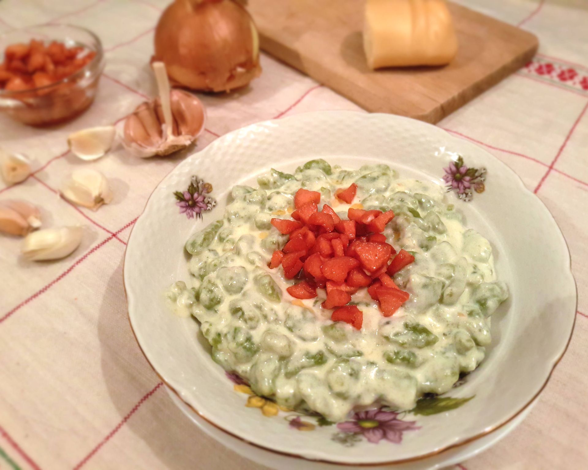 Špenátové halušky so syrovo-smotanovou omáčkou a opraženým tofu párkom.