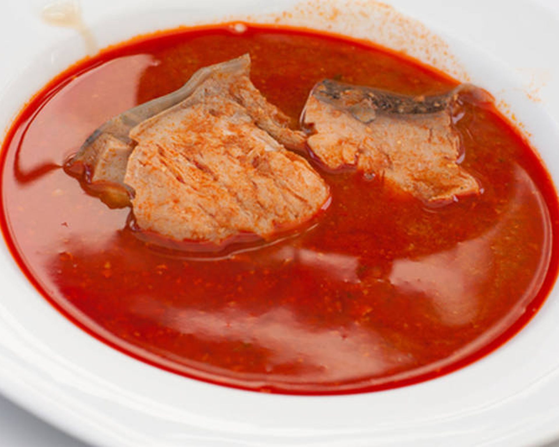 Červená polievka s rybacími kúskami