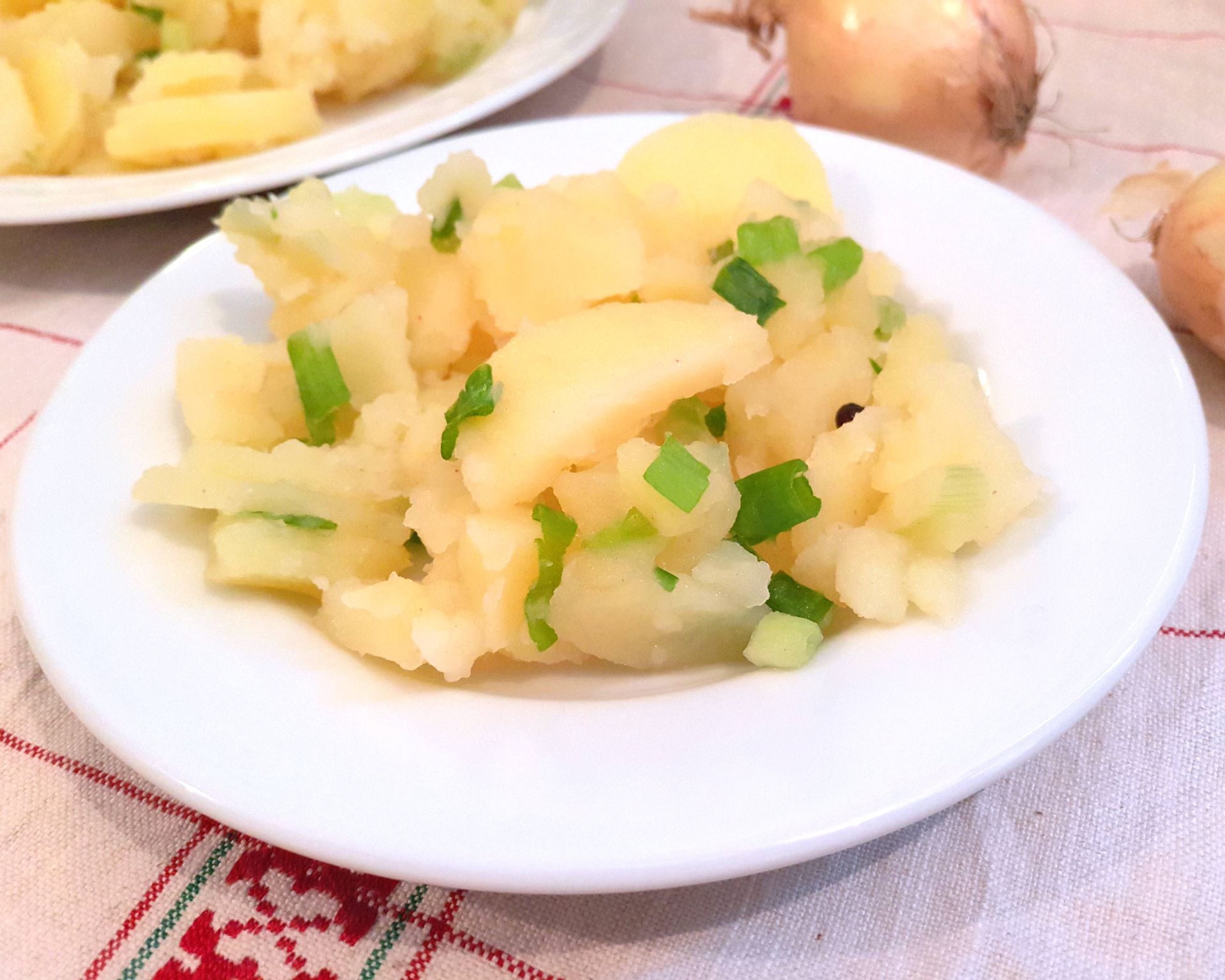 Varené zemiaky s jarnou cibuľkou a tradičnou octovou zálievkou