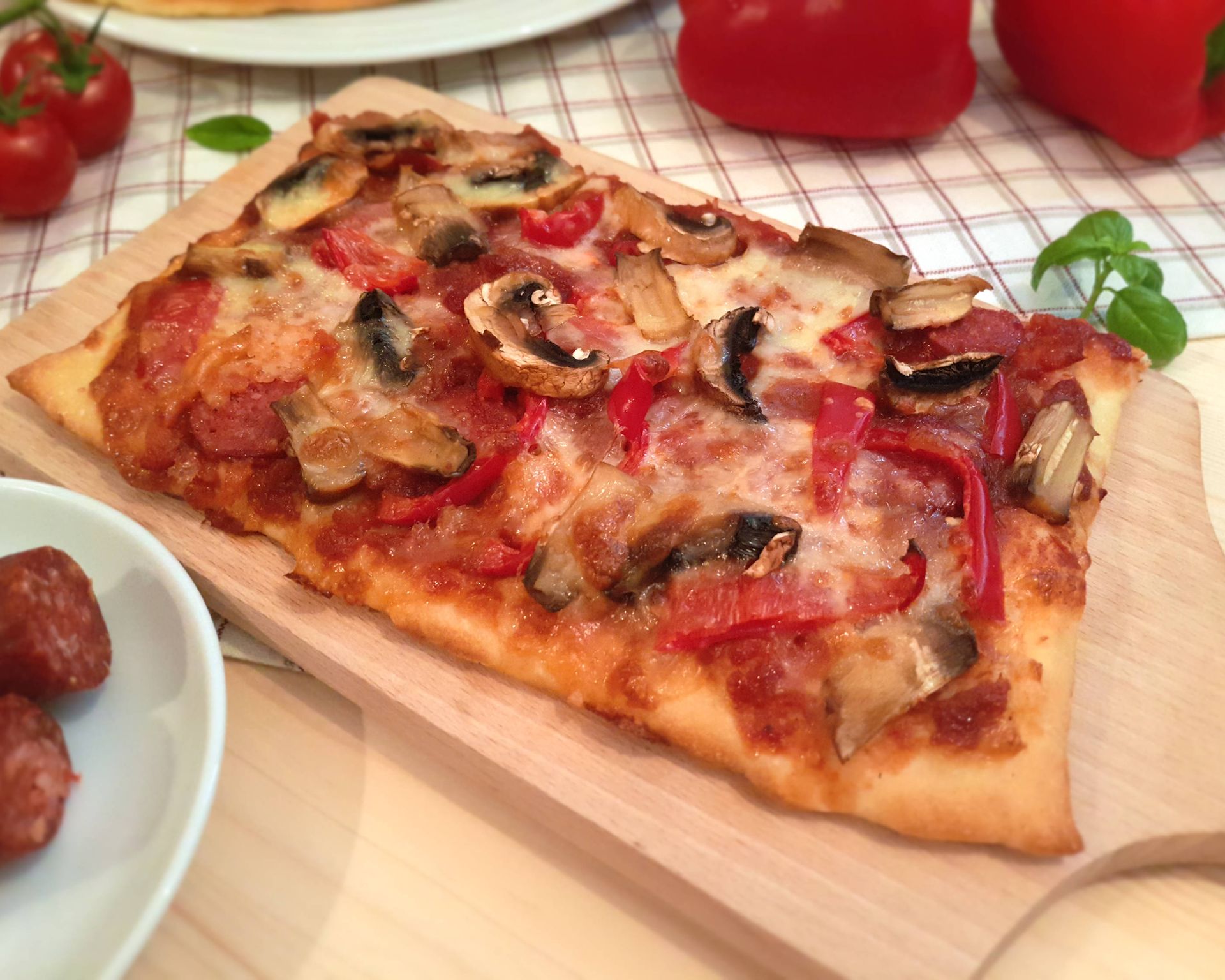 Šampiňónová hranatá pizza s klobásou, červenou paprikou a paradajkovým základom