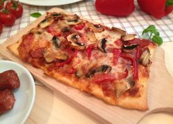 Šampiňónová hranatá pizza s klobásou, červenou paprikou a paradajkovým základom