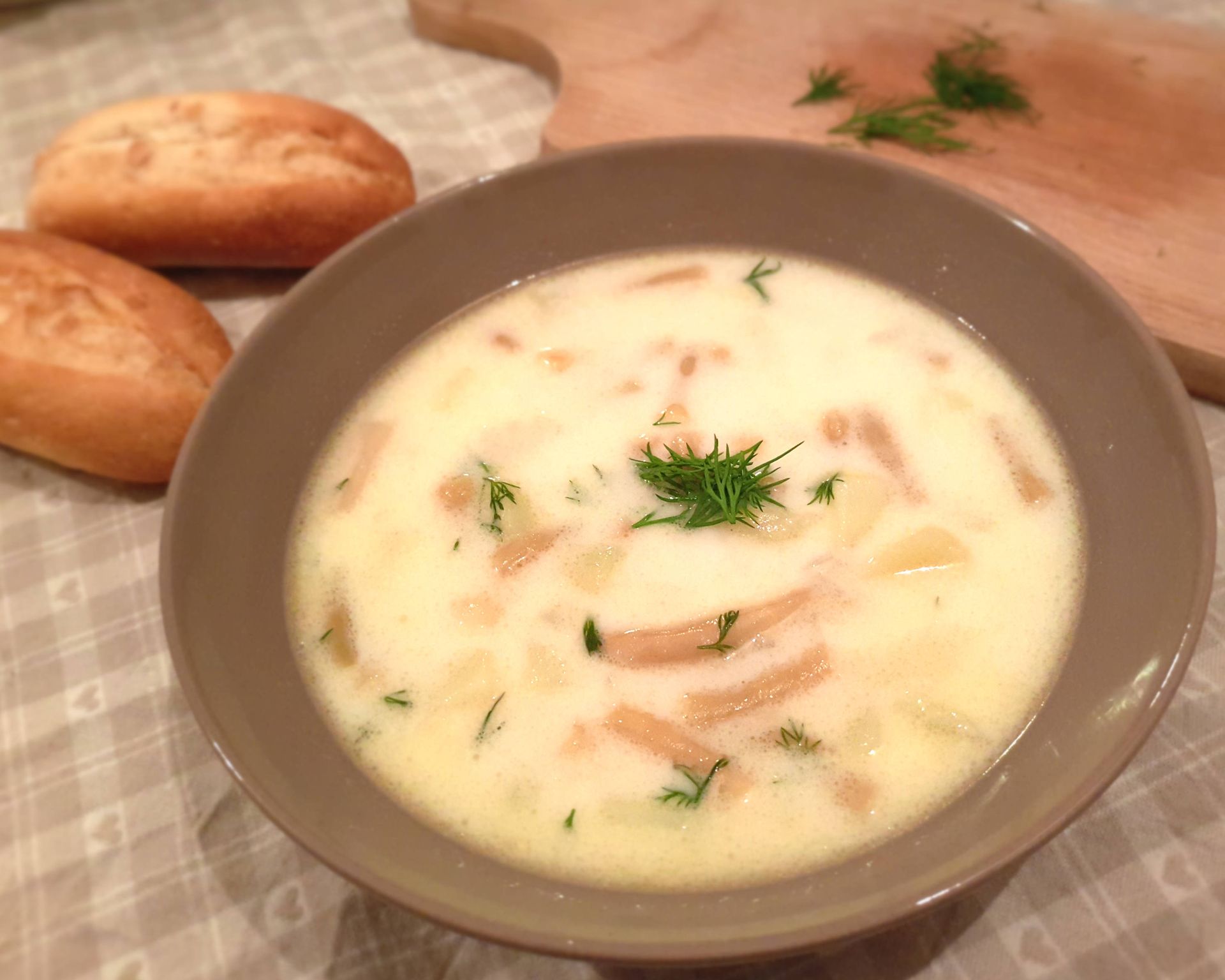 Fazuľková polievka smotanová so zemiakmi a kôprom. Recept originálny domáci nakyslo.