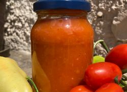 Pohár hotovej paprikovo-paradajkovej nátierky a čerstvá zelenina