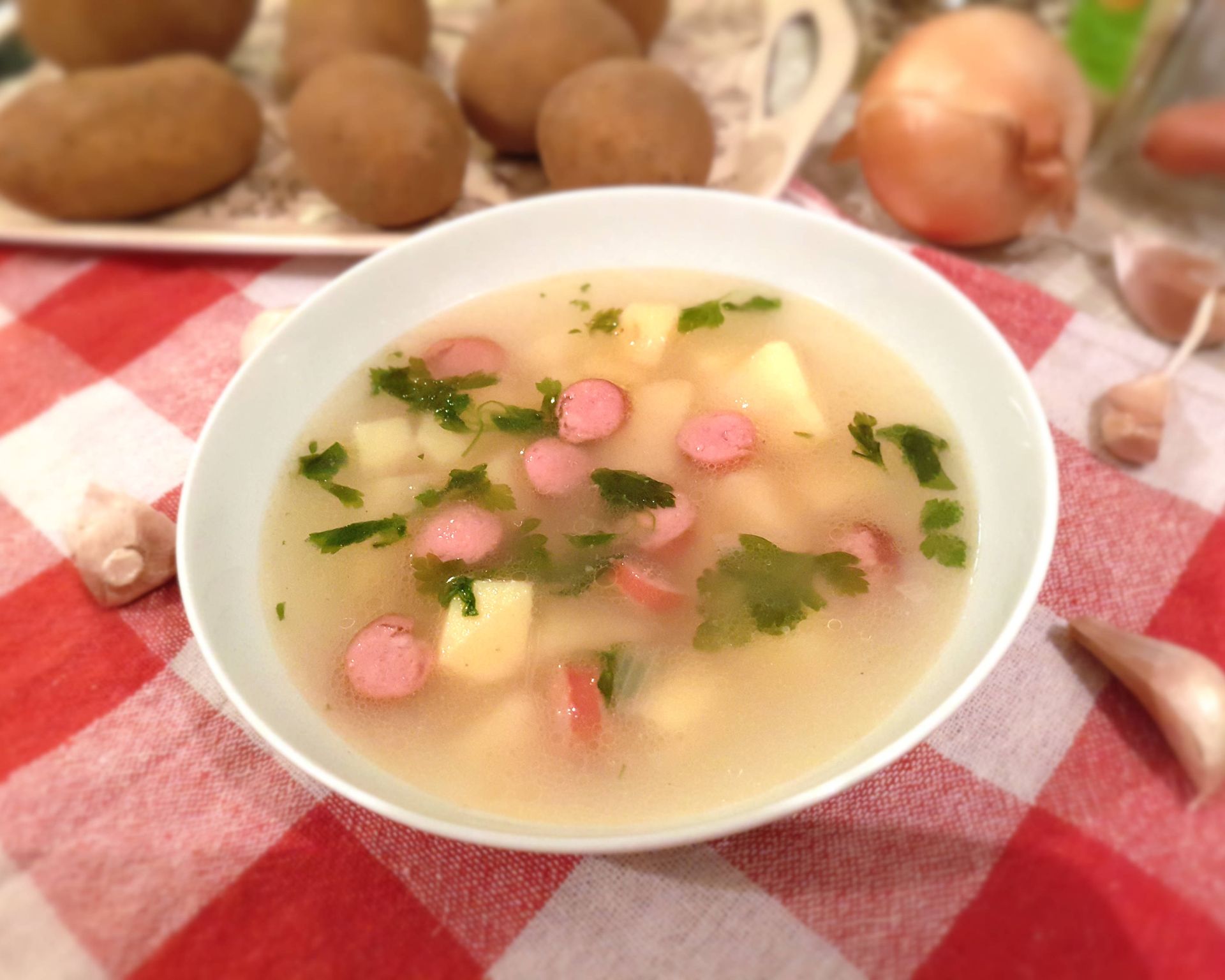 Párková polievka so zemiakmi, cesnakom a petržlenovou vňaťou