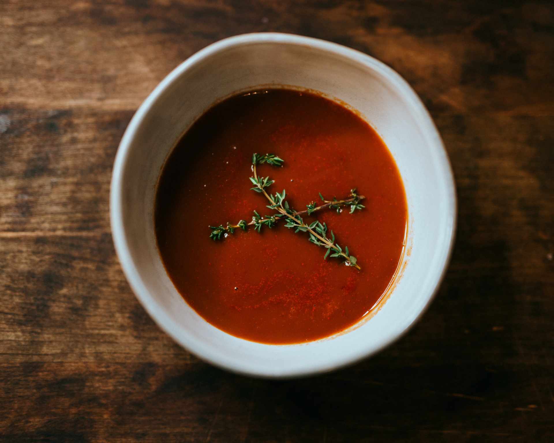 Červená písmenková polievka z paradajok, cestoviny