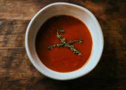 Červená písmenková polievka z paradajok, cestoviny